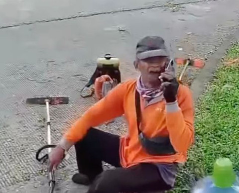 Kakek Minan pemotong rumput di Bekasi, saat motornya hilang dicuri. Dok: Ist
