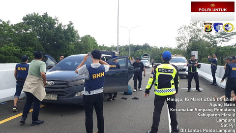 Dua orang tersangka dan barang bukti 15 kilogram sabu yang berhasil diamankan. | Foto: Dok Istimewa