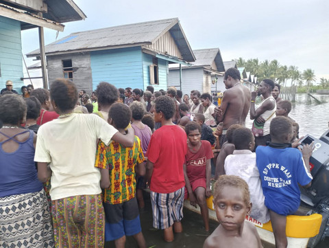 Kemensos mengirimkan bantuan kepada ribuan korban banjir rob di Kabupaten Merauke, Provinsi Papua Selatan. Foto: Dok. Kemensos