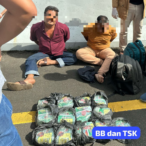 Dua orang tersangka dan barang bukti 15 kilogram sabu yang berhasil diamankan. | Foto: Dok Istimewa