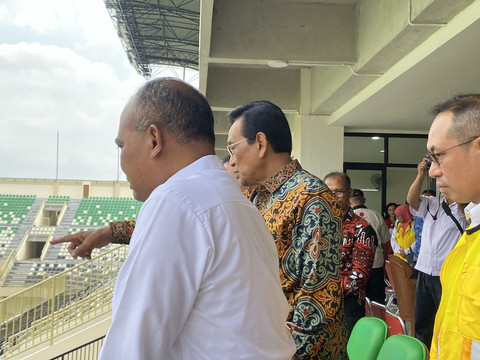 Gubernur DIY HB X saat melihat suasana Stadion Maguwoharjo Sleman. Foto: Resti Damayanti/Pandangan Jogja