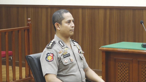 Eks Kapolres Ngada, AKBP Fajar Widyadharma Lukman Sumaatmaja, saat sidang etik di Mabes Polri, Senin (17/3/2025). Foto: Dok. Polri