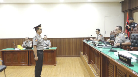 Eks Kapolres Ngada AKBP Fajar Widyadharma Lukman saat sidang etik di Mabes Polri, Senin (17/3/2025). Foto: Dok. Polri