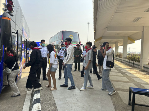 Proses pemulangan 400 WNI korban TPPO dari wilayah konflik bersenjata di Myawaddy, Myanmar. Foto: Dok. KBRI Bangkok