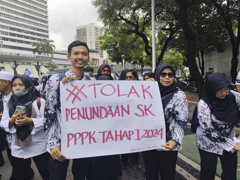 Suasana demontrasi Forum PPPK menolak penundaan dan penetapan TMT CASN P3K di Kementerian PANRB, Jakarta Pusat, Selasa (18/3/2025). Foto: Alya Zahra/kumparan 