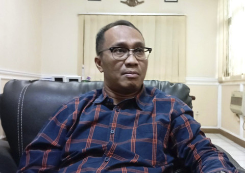 Kepala Bulog Cabang Indramayu, Ilhamsyah saat memberikan keterangan terkait penyerapan gabah untuk memenuhi target nasional 3 juta ton beras, Selasa (18/3/2025) Foto: kumparan