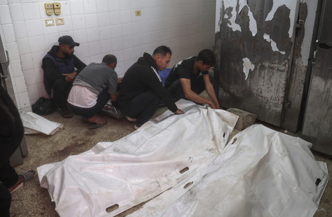 Kerabat berduka di dekat jenazah tiga pria Palestina yang terbunuh dalam serangan pesawat tak berawak Israel di sebelah timur kamp Bureij, di kamar mayat rumah sakit Martir al-Aqsa di Deir el-Balah di Jalur Gaza tengah, Senin (17/3/2025). Foto: EYAD BABA/AFP