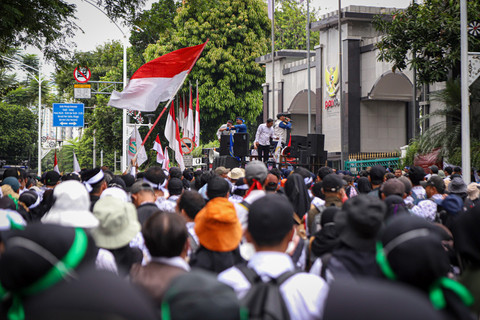 Forum PPPK (Pegawai Pemerintah dengan Perjanjian Kerja) bersama Aliansi Merah Putih menggelar aksi demonstrasi di depan Kementerian PANRB, Jakarta Pusat, pada Selasa (18/3). Foto: Iqbal Firdaus/kumparan