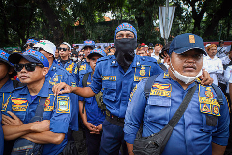 Forum PPPK (Pegawai Pemerintah dengan Perjanjian Kerja) bersama Aliansi Merah Putih menggelar aksi demonstrasi di depan Kementerian PANRB, Jakarta Pusat, pada Selasa (18/3). Foto: Iqbal Firdaus/kumparan