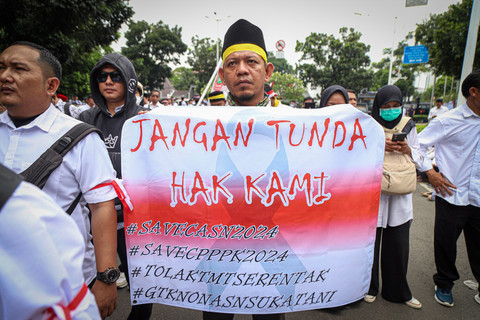 Forum PPPK (Pegawai Pemerintah dengan Perjanjian Kerja) bersama Aliansi Merah Putih menggelar aksi demonstrasi di depan Kementerian PANRB, Jakarta Pusat, pada Selasa (18/3). Foto: Iqbal Firdaus/kumparan