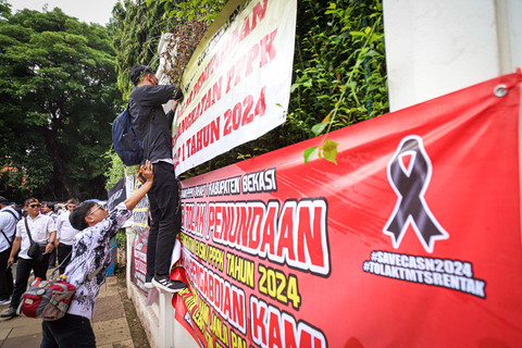 Forum PPPK (Pegawai Pemerintah dengan Perjanjian Kerja) bersama Aliansi Merah Putih menggelar aksi demonstrasi di depan Kementerian PANRB, Jakarta Pusat, pada Selasa (18/3). Foto: Iqbal Firdaus/kumparan