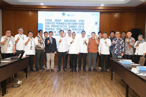 Wamenaker Immanuel Ebenezer Gerungan (Noel) di FGD bersama pengusaha tekstil di Jakarta, Senin (17/3/2025). Foto: Dok. Kemnaker