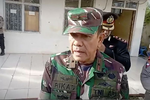 Danrem 043/Garuda Hitam (Gatam) Brigjen TNI Rikas Hidayatullah saat memberikan keterangan kepada awak media di RS Bhayangkara. Bandarlampung, Selasa (18/3/2025). Foto: ANTARA/Dian Hadiyatna