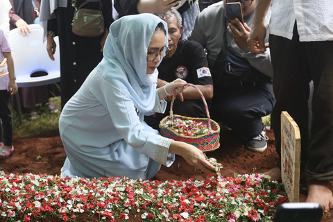 Keluarga dan kerabat saat mengantarkan jenazah Nasrullah alias Mat Solat di TPU H Daiman, Cimanggis, Ciputat, Tangerang Selatan, Selasa, (18/3/2025). Foto: Agus Apriyanto