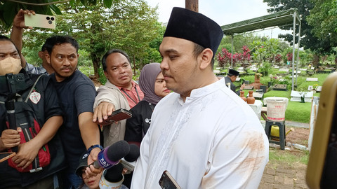 Anak sulung mendiang Mat Solar, Idham Aulia saat diwawancarai di TPU Haji Daiman, Tangerang Selatan, Selasa (18/3). Foto: Aprilandika Pratama/kumparan