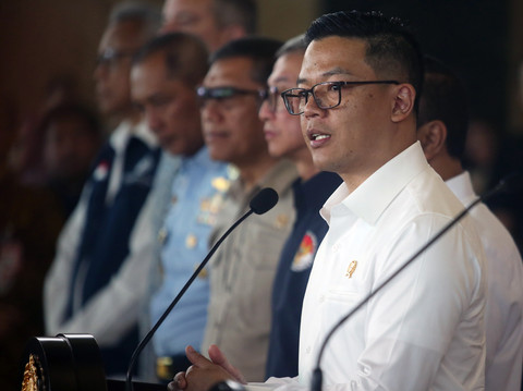 Menlu Sugiono (kanan) memberikan keterangan pers terkait pemulangan warga negara Indonesia (WNI) korban Tindak Pidana Perdangan Orang (TPPO) di Terminal 3 VIP Bandara Soekarno Hatta, Tangerang, Banten, Selasa (18/3). Foto: ANTARA FOTO/POOL/Muhammad Iqbal