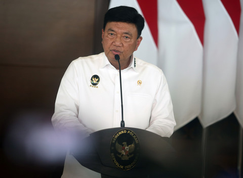 Menko Polkam Budi Gunawan memberikan keterangan pers terkait pemulangan warga negara Indonesia (WNI) korban Tindak Pidana Perdangan Orang (TPPO) di Terminal 3 VIP Bandara Soekarno Hatta, Tangerang, Banten, Selasa (18/3/2025). Foto: ANTARA FOTO/POOL/Muhammad Iqbal