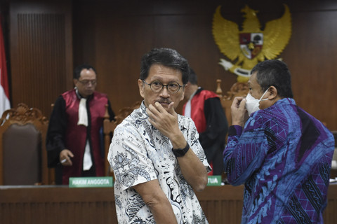 Terdakwa kasus korupsi pengelolaan keuangan Indofarma, Arief Pramuhanto (tengah) dan Gigik Sugiyo Raharjo (kanan) menjalani sidang perdana di Pengadilan Tipikor, Jakarta, Senin (17/3/2025). Foto: Indrianto Eko Suwarso/ANTARA FOTO