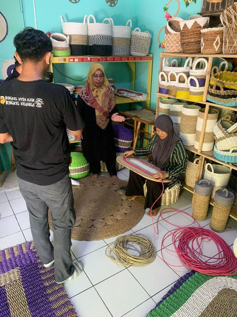 Mandiri Craft mendapat hibah mesin jahit, bor listrik, laptop dan bahan finishing setelah menjadi Champion UMK Academy tahun 2024. Foto: Dok. Pertamina