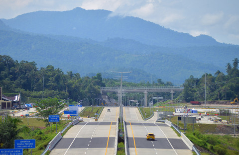 Kendaraan melintas di kilometer 23 Tol Padang - Sicincin di Parit Malintang, Padang Pariaman, Sumatera Barat, Selasa (18/3/2025). Foto: ANTARA FOTO/Iggoy el Fitra