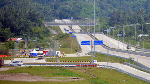 Kendaraan operasional melintas di kawasan rest area Tol Padang - Sicincin di Parit Malintang, Padang Pariaman, Sumatera Barat, Selasa (18/3/2025). Foto: ANTARA FOTO/Iggoy el Fitra