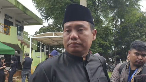 Kuasa hukum keluarga mendiang Mat Solar, Khairul Imam, ditemui di Pemakaman Kliennya di Tangerang Selatan, Selasa (18/3/2025). Foto: Aprilandika Pratama/kumparan