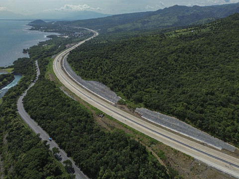 Foto udara ruas Tol Probowangi di Kecamatan Paiton, Kabupaten Probolinggo, Jawa Timur, Selasa (18/3/2025). Foto: Irfan Sumanjaya/ANTARA FOTO