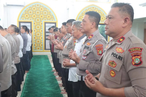 Polres Metro Jakarta Timur gelar salat gaib untuk tiga anggota Polri yang tewas di Way Kanan, Lampung, Selasa (18/3/2025). Foto: Instagram/@polresmetrojaktim