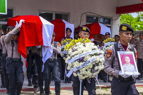 Sejumlah anggota kepolisian mengusung peti berisi jenazah rekan mereka yang menjadi korban penembakan saat upacara pelepasan jenazah di RS Bhayangkara Polda Lampung di Lampung, Selasa (18/3/2025). Foto: Dian Hadiyatna/ANTARA FOTO