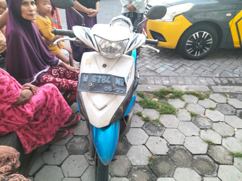 Motor yang diceuri tiga bocah SD di depan warung Kepala Manyung, Jalan Harun Thohir, Desa Pulopancikan, Kecamatan Gresik, Selasa (18/3/2025). Foto: Polres Gresik