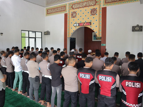 Polisi melaksanakan sholat gaib untuk tiga personel yang gugur saat bertugas. | Foto: Dok Humas Polres Pringsewu