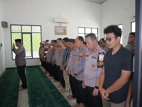 Polisi melaksanakan sholat gaib untuk tiga personel yang gugur saat bertugas. | Foto: Dok Humas Polres Pringsewu