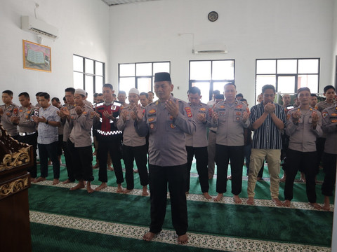 Polisi melaksanakan sholat gaib untuk tiga personel yang gugur saat bertugas. | Foto: Dok Humas Polres Pringsewu