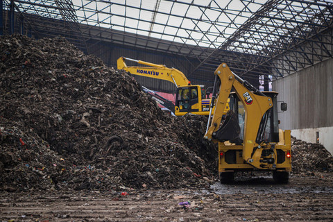 Petugas menggunakan alat berat di Tempat Pengolahan Sampah Terpadu yang mengubah sampah menjadi bahan bakar usai dilakukan proses pencacahan dan pengeringan. Foto: Iqbal Firdaus/kumparan
