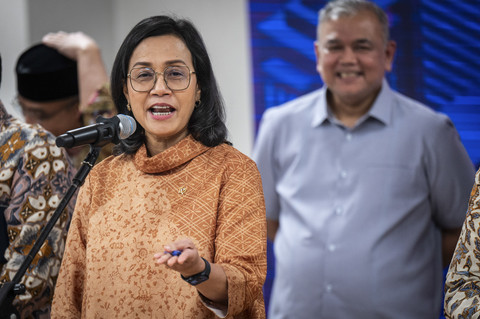 Menteri Keuangan (Menkeu) Sri Mulyani Indrawati menyampaikan pemaparan saat konferensi pers hasil lelang SUN di Kantor Direktorat Jenderal Pajak (DJP), Jakarta, Selasa (18/3/2025). Foto: Bayu Pratama S/ANTARA FOTO