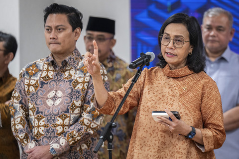 Menteri Keuangan (Menkeu) Sri Mulyani Indrawati (kanan) didampingi Wakil Menteri Thomas Djiwandono (kiri) menjawab pertanyaan wartawan saat konferensi pers hasil lelang SUN di Kantor Direktorat Jenderal Pajak (DJP), Jakarta, Selasa (18/3/2025). Foto: Bayu Pratama S/ANTARA FOTO