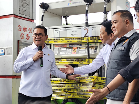 Mendag Budi Santoso dan Dirtipidter Bareskrim Polri Brigjen Nunung Syaifuddin saat menyegel SPBU 34.167.12 di Jalan Alternatif Sentul, Bogor, Jawa Barat, Rabu (19/3/2025). Foto: Dok. kumparan