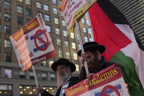 Sejumlah pengunjuk rasa yang tergabung dalam pro Palestina melaksanakan aksi di Times Square, New York, Amerika Serikat, Rabu (18/3/2025). Foto: David Dee Delgado/REUTERS