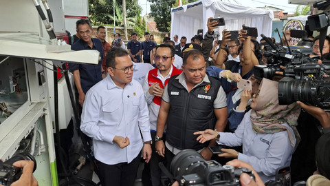 Mendag Budi Santoso dan Dirtipidter Bareskrim Polri Brigjen Nunung Syaifuddin saat menyegel SPBU 34.167.12 di Jalan Alternatif Sentul, Bogor, Jawa Barat, Rabu (19/3/2025). Foto: Dok. kumparan