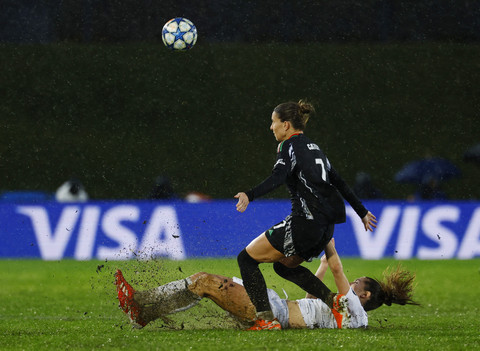Pemain Real Madrid Signe Bruun berebut bola dengan pemain Arsenal Steph Catley pada pertandingan Liga Champions Eropa di Stadion Alfredo Di Stefano, Madrid, Spanyol, Selasa (18/3/2025). Foto: Susana Vera/REUTERS