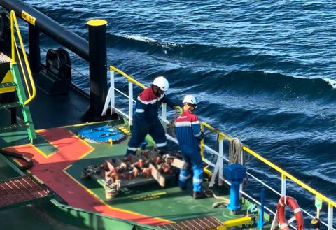 Petugas kapal tanker saat mengirim energi dalam menjaga kelancaran selama Ramadan-Idul Fitri 2025. Foto: Dok. Pertamina