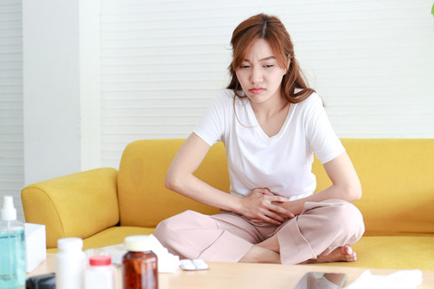 Ilustrasi perut sakit karena terlalu banyak minum obat pencahar. Foto: SUPERMAO/Shutterstock