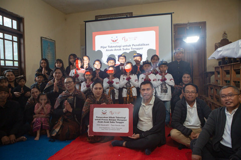 CEO NeutraDC, Andreuw Th.A.F (ketiga kanan bawah) saat sesi penyerahan secara simbolis pemberian hibah teknologi yang diberikan kepada salah satu perwakilan guru Pasraman. Foto: Dok. Telkom