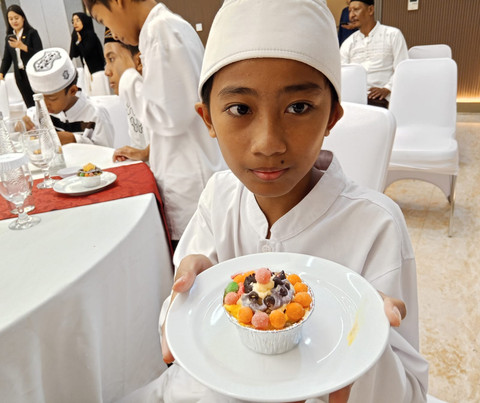 Bara menunjukkan cup cake kreasinya. Foto: Masruroh/Basra
