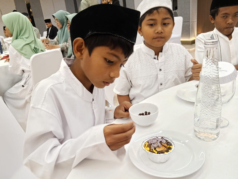 Menghias Cup Cake di Hotel, Ngabuburit Seru Anak-anak Panti Asuhan di Surabaya