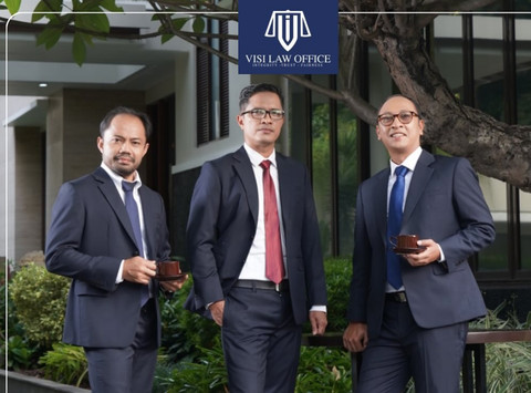 Dari kiri: Donal Fariz, Febri Diansyah, Rasamala Aritonang, pengacara Visi Law Office. Foto: Instagram/@visilawoffice