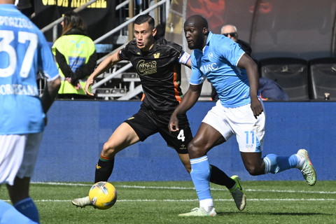 Pemain Venezia Jay Idzes berusaha melewati pemain Napoli Romelu Lukaku dalam pertandingan Serie A Liga Italia di Stadion Pier Luigi de Penzo, Venice, Italia, Minggu (16/3/2025). Fo... </div>
<div class=