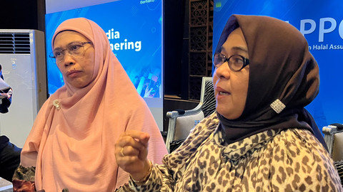 Direktur Utama LPH LPPOM MUI, Muti Arintawati (kiri) dan Ketua Asosiasi Lembaga Pemeriksa Halal Indonesia (ALPHI), Elvina A Rahayu (kanan) dalam acara Media Gathering LPPOM yang digelar di Jakarta pada Rabu (19/3/2025). Foto: Gitario Vista Inasis/kumparan