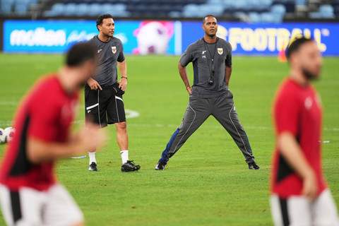 Pelatih Timnas Indonesia Patrick Kluivert  menyaksikan pemain Timnas Indonesia berlatih jelang melawan Australia pada pertandingan Ronde 3 Kualifikasi Piala Dunia 2026 di Stadion Sepak Bola Sydney, Sydney, Australia, Rabu (19/3/2025). Foto: Mark Baker/AP Photo