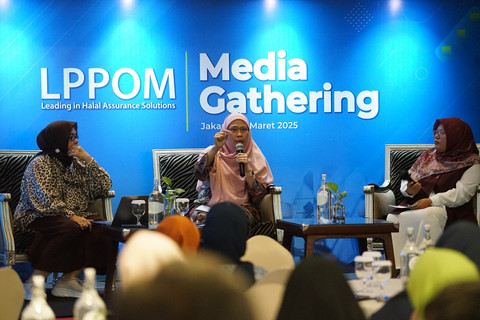 Direktur Utama LPH LPPOM MUI, Muti Arintawati (tengah) dan Ketua Asosiasi Lembaga Pemeriksa Halal Indonesia (ALPHI), Elvina A Rahayu (kiri) dalam acara Media Gathering LPPOM yang digelar di Jakarta pada Rabu (19/3/2025). Foto: LPPOM MUI